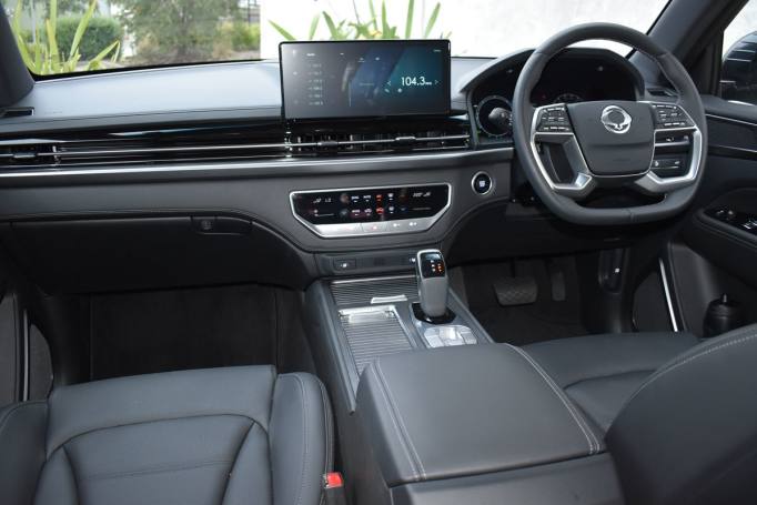 innovacommunity's tweet photo. SSANGYONG Rexton yg kayaknya dipakai jd basis mobil RI 1, garuda. Hasil modifikasi dari rumah modifikasi Pindad.

Utk yg limo, pakai basis double cabin musso Saracen krn lebih lanjang.

Mesin turbo diesel 2.2, 8AT, 4x4.

Kenapa pakai SSANGYONG yah? https://t.co/tAErV4oXDo