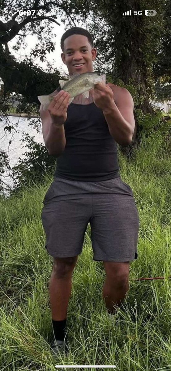 Turtle looking ass holding that damn fish. Take the fish ACL since yours don’t work

#turtle🐢