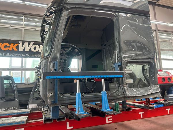 Celettegroup's tweet photo. The repair process for a #Mercedes Benz #Actros 963 cab is taking place on a #Celette Sevenne #framemachine, using dedicated jigs and a side gantry to ensure everything is securely supported and properly aligned during the repair.
https://t.co/EkcLIHh7Dr https://t.co/dMFqAXAoKL
