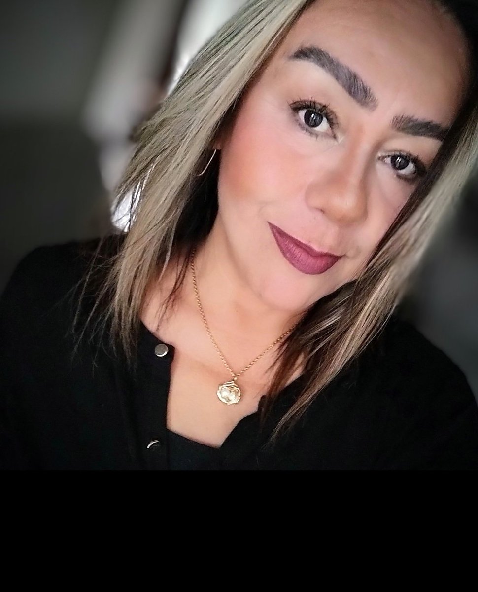 Rocio_Mx's tweet photo. Sí, sí chairo. 
Sí tengo las cejas gruesas.
Sí me hago balayage en el cabello.
Son mi gusto, aunque sean tu disgusto.

Si vas a venir a atacarme por mi físico, no te culpo; eres alguien limitado y tu capacidad de raciocinio solo alcanza a hilar estupideces.

Si vas a decirme algo de mis facciones, ten la decencia de poner tu imagen real. Si me consideras fea, me vale madre; no estoy para gustarle a nadie; mucho menos a mandriles ignorantes  y esto no es una app de citas.

Y si uso las cejas gruesas, es para evitar ver pendejos, pero a veces me fallan.

Y sí, soy rubia artificial. El cabello puede cambiar. El problema es que tú eres un pendejo natural y eso, ni Dios Padre lo puede resolver.