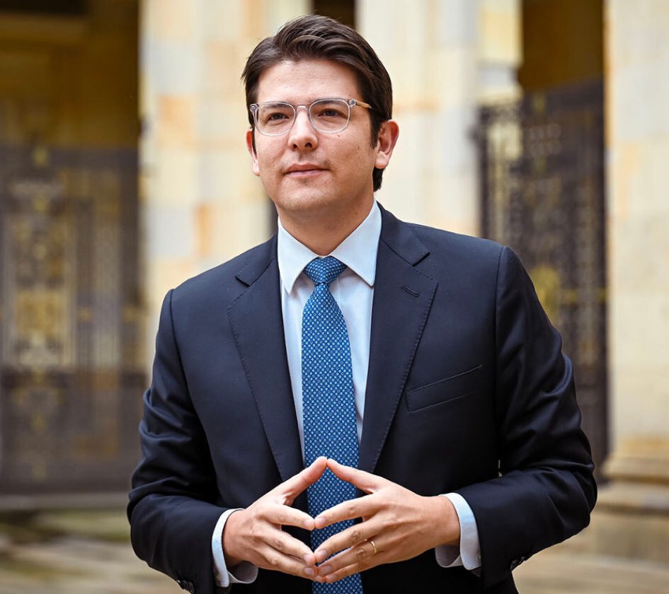 Ustedes votarían por <a href="/MiguelUribeT/">Miguel Uribe</a> 
Para que sea presidente de Colombia ?

NO ❤️
SI 🔄