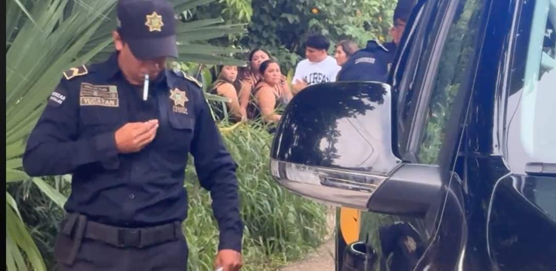 brocar73's tweet photo. Mérida 🚨 .-Un despliegue policíaco se registró en la comisaría de #komchen, luego que un hombre de la tercera edad y una joven que se presumía era su pareja fueron masacrados a balazos .
El hecho ocurrió sobre la calle 29 por 32 frente al local " el cepillon y/o Flamboyanes". https://t.co/4oG4EaDCEJ