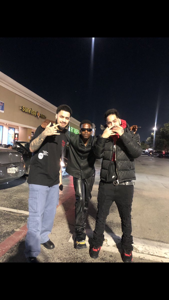 fvmousking's tweet photo. blessed to see 27 ✨🖤 https://t.co/iKEzaarzyU