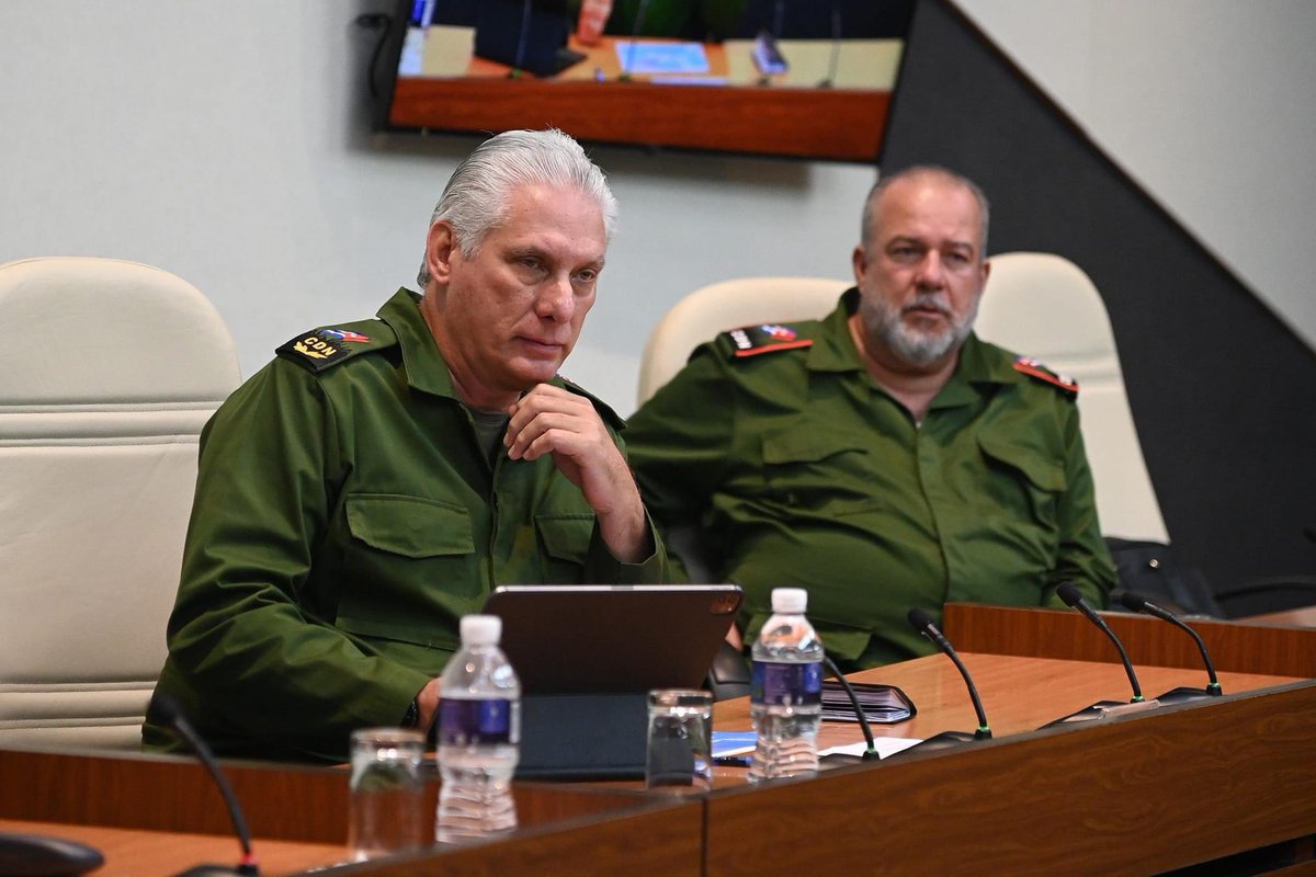 MagJorgeCastro's tweet photo. Hoy les llamo “borrachos” a los cubanos que protestan luego de 50 horas de apagón, los amenazó en televisión nacional vestido de verde como para meter miedo… a estos dos nadie los votó, nadie los quiere y ellos lo saben.

Ni perdón ni olvido #Cuba.
#SOSCuba https://t.co/vrQwXRzEbO