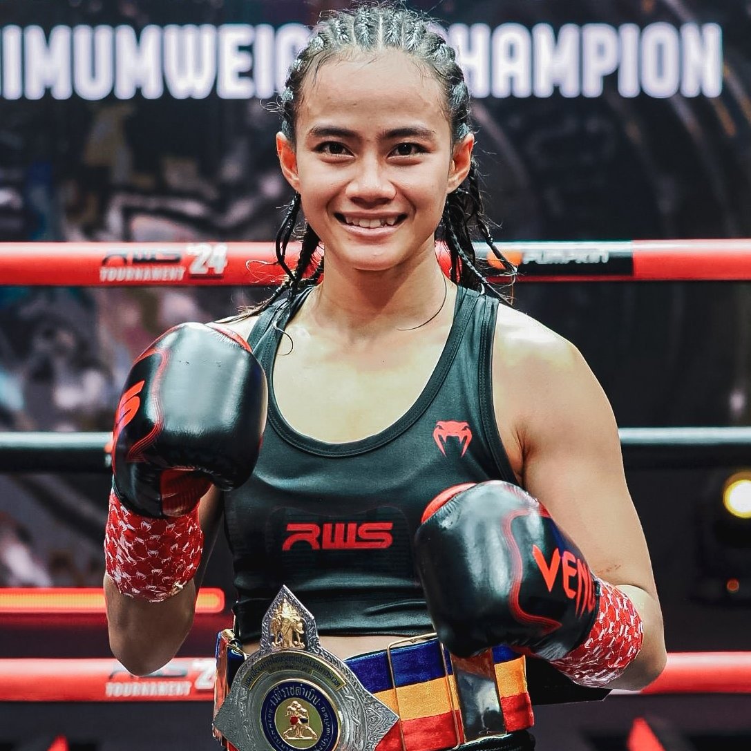 datishuai's tweet photo. A MOMENT IN HISTORY

Payahong Banchamek claimed the first ever Rajadamnern Stadium Women's 105lbs title when she defeated Saya Ito  at RWS Muay Thai on Saturday, October 19. https://t.co/0qApfVsKuS