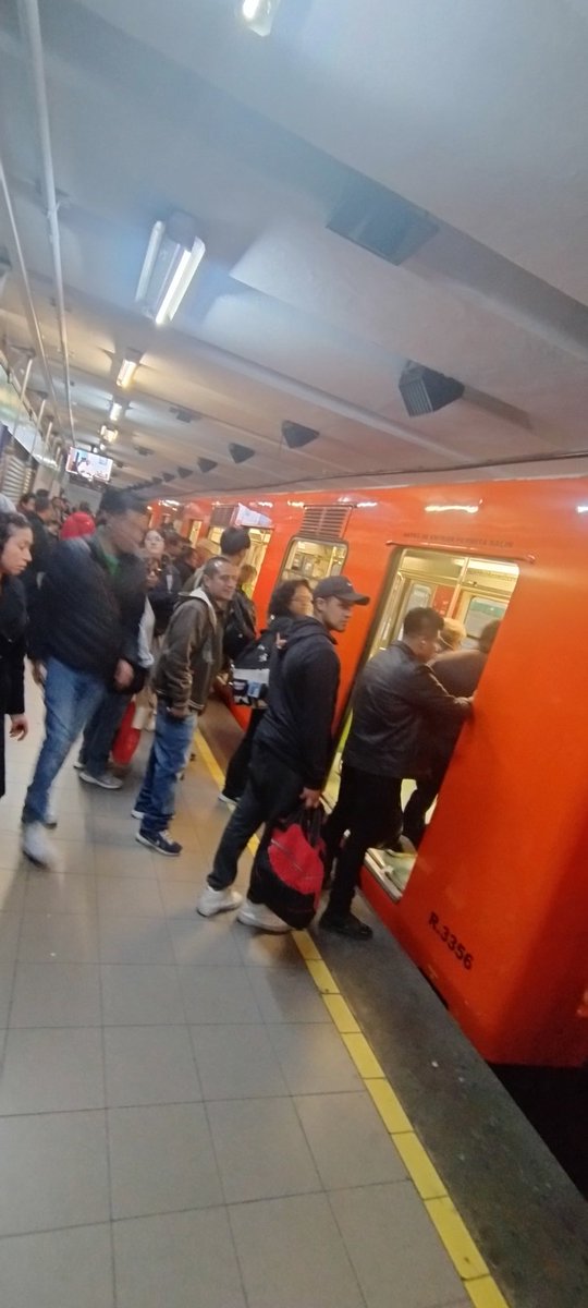 bboy_vic's tweet photo. @EATZ_mx @MetroCDMX Que padre aquí seguimos esperando que nos den chance de subirnos 

Nos desalojaron en Garibaldi https://t.co/cPy8OdquaL