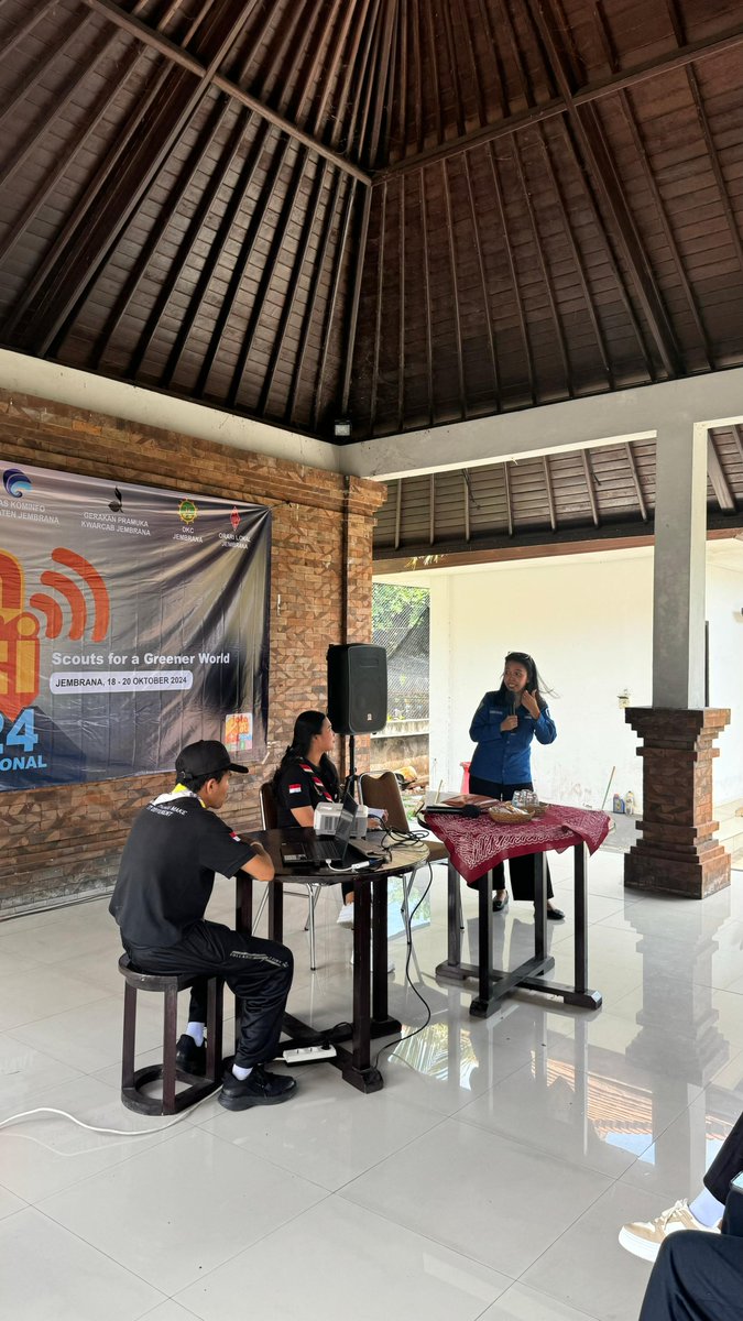 #sobatkomjembrana

Diskominfo Jembrana mengisi materi pembekalan pengetahuan dalam rangka pelaksanaan Jamboree On The Air (JOTA) Nasional ke-87 dan Jamboree On The Internet (JOTI) Nasional ke-45, bertempat di wantilan sekretariat Kwartir Cab Jembrana. (19/10)

#pramuka 
#jamboree