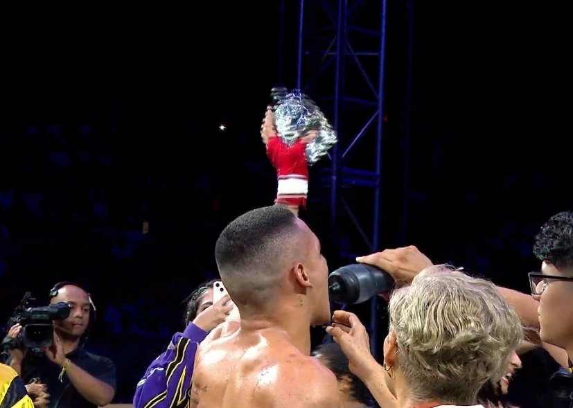ItsTinaVnow's tweet photo. Ganó Leandro, ganó mi gallo por Knockout hpta 
#SFT3 #StreamFighters3 https://t.co/9gfuSoc3Et