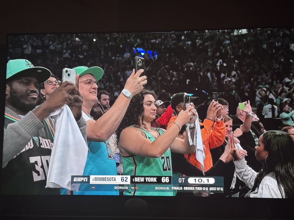 EdF1986's tweet image. Society today summed up in a picture. #WNBA