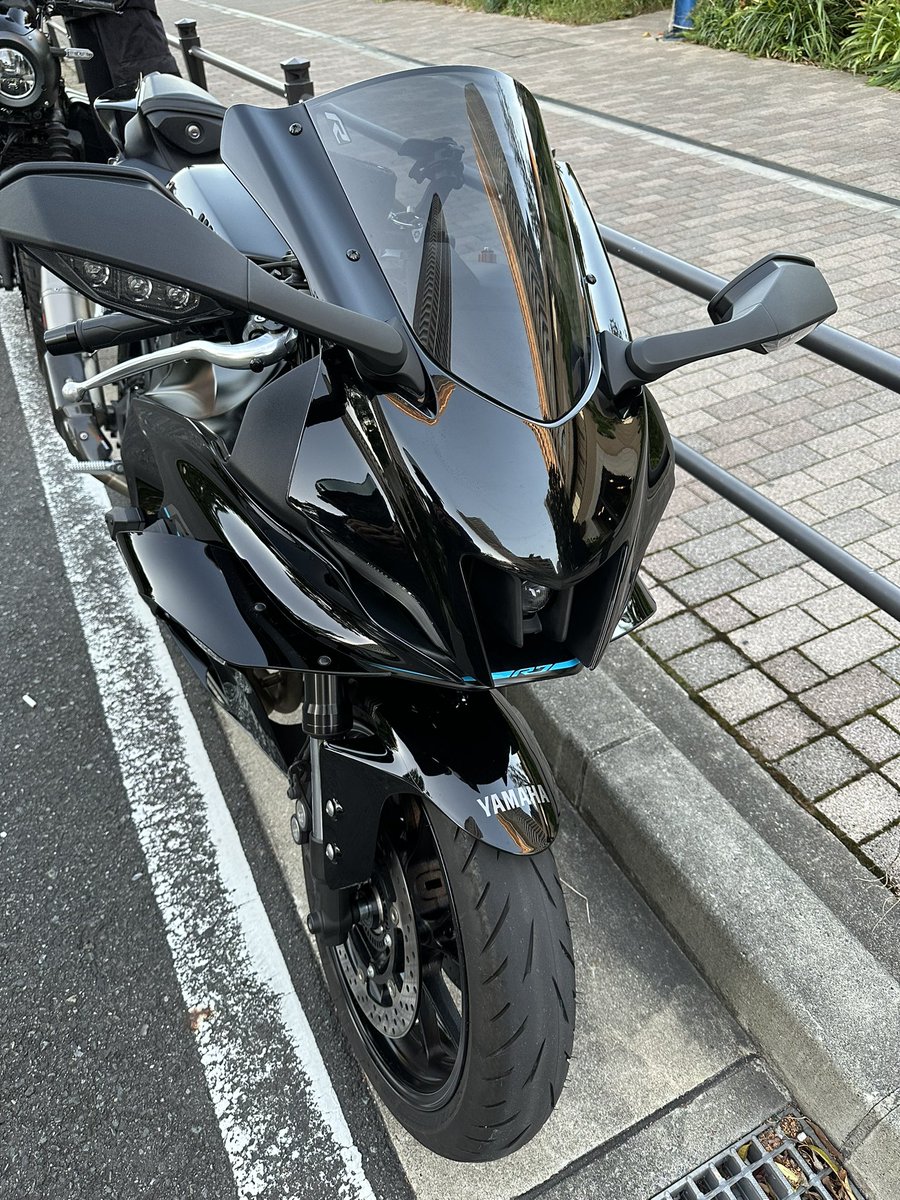 ILx1213's tweet photo. R7にウイングレット付けました！
どれにしようか相当迷った結果Puigに！
ウィンカーミラーの出っぱりをカバーして車体との質感もすごい合ってて大満足！ https://t.co/oSDBzkf2Lr