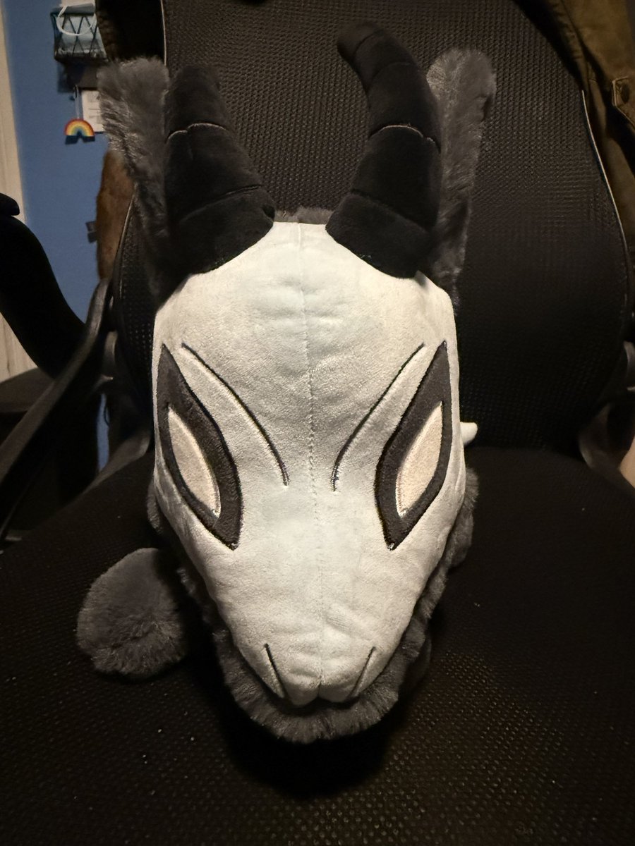 Skully_Deer's tweet photo. Day 66 of Plushie Posting
Robin Spirit Plushie
Made by @Makeship and designed by @fantakoi. I got him with my Noah Plushie at the same time and when I did I was very happy. He comes from the same webtoon as Noah, Ghost Lights. He’s a bit bigger than Noah and his design is great. https://t.co/dPd8nyQw5Q