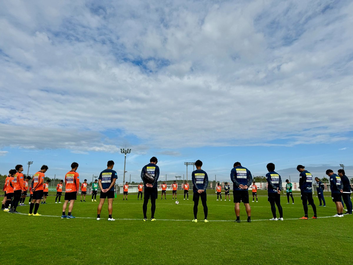 renofayamaguchi's tweet photo. 2019シーズンにレノファ山口FCに所属していた工藤壮人さんが急逝されてから、本日で2年が経ちました。

本日のトレーニング前に、工藤壮人さんへ黙祷を捧げました。
工藤さんのサッカーに対する情熱と献身を忘れず、これからもその思いを胸に戦っていきます。

#renofa #総力 https://t.co/Ctb88535qf