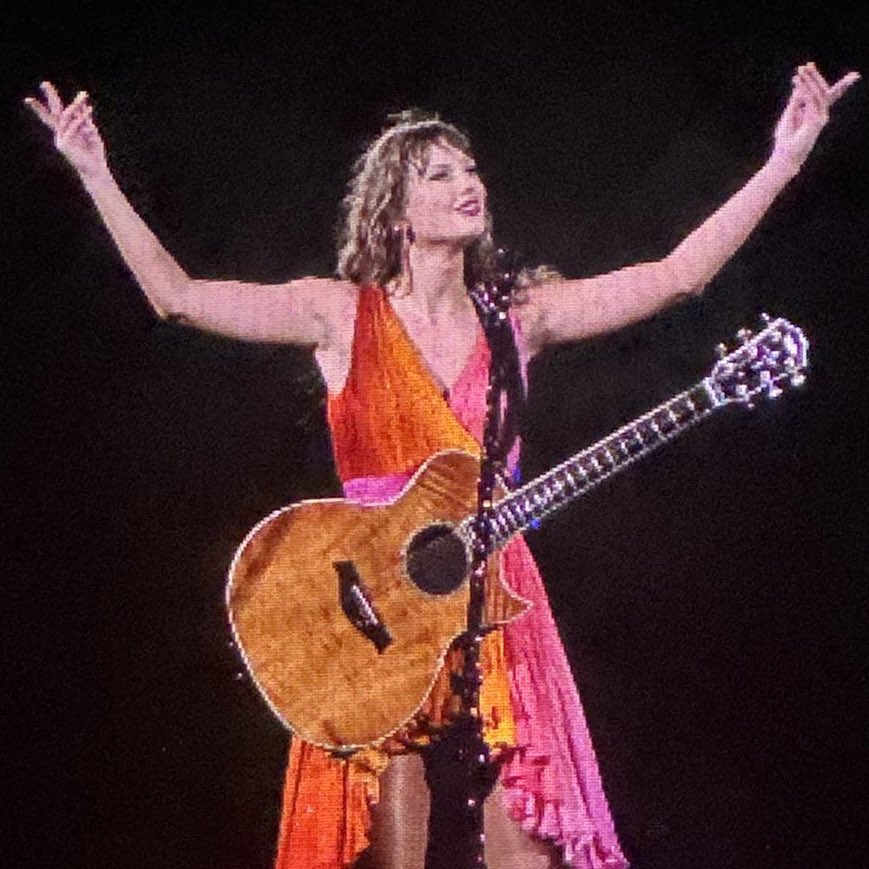 tswifterastour's tweet photo. 🚨| TAYLOR SWIFT PERFORMS A MASHUP OF "Out Of The Woods" and "All You Had To Do Was Stay" FOR THE ERAS TOUR IN MIAMI! #MiamiTSTheErasTour https://t.co/q1VWhEoauq