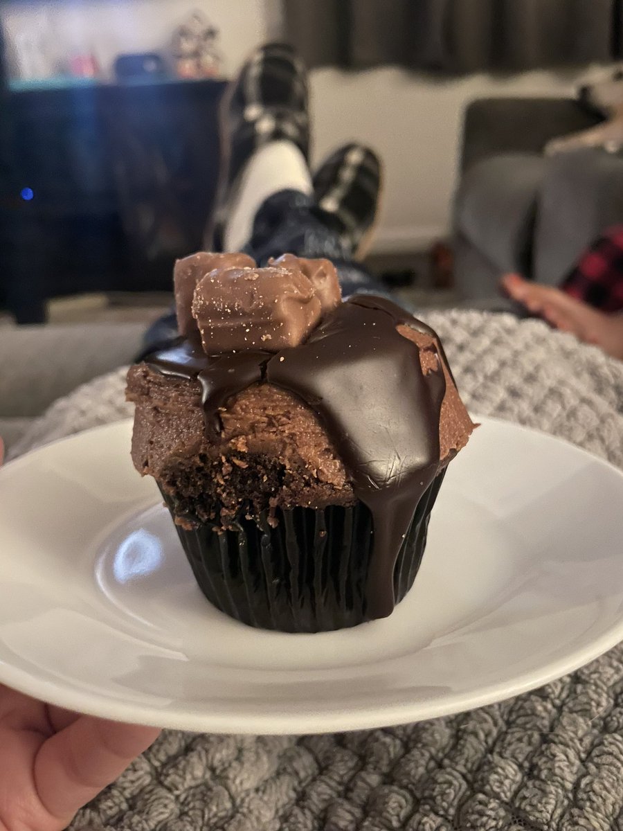 KFAD86's tweet photo. The wrong NY team won and the wrong NY team is likely to lose so I will have this Sprinkles Twix cupcake to make me happy. https://t.co/vZezCwA46c