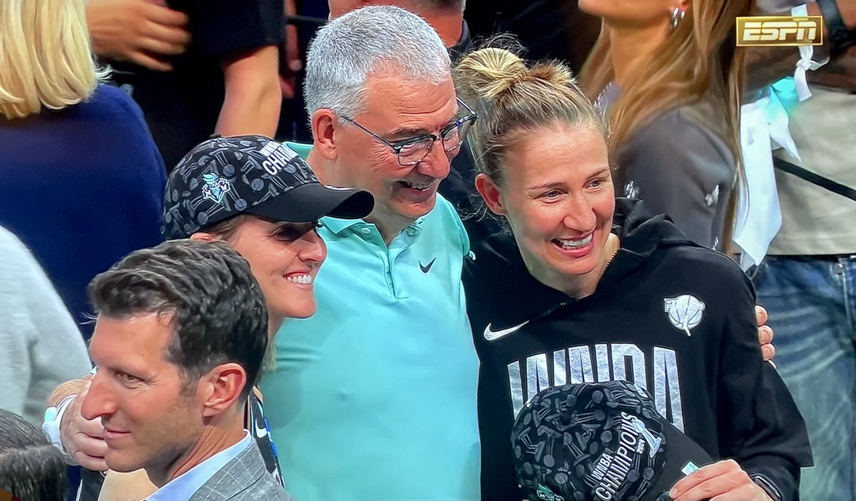 byjuliapoe's tweet photo. Two-time WNBA champion Courtney Vandersloot https://t.co/MCSDj50ZGi