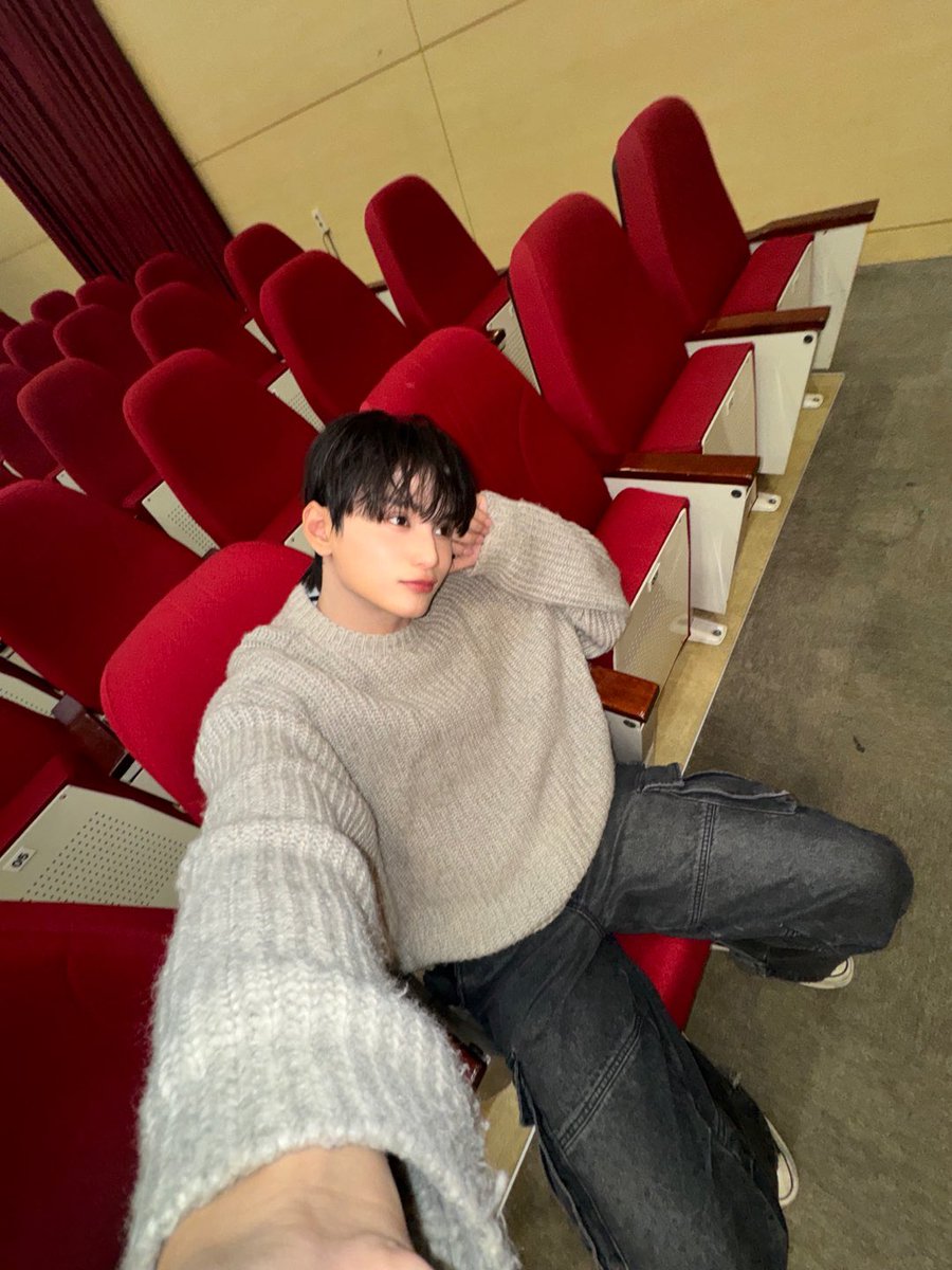 XODIAC_MEMBERS's tweet photo. [#자얀💛] 

약속대로… 어제 팬사인회에서 찍은 내 셀카예요 !! 조금 늦어서 미안해 😁 하지만 마음에 들었으면 좋겠어!! 💛💛💛
곧 다시 만날 거니까 조금만 기다려주세요!!

And i wanna say thankyou very much much much.. for all of the effort that you gave!! yall Existence means the world for me💛 please keep stay in our journey! Theres alot of word didn’t come out from my mouth yesterday (because of the short time)
But i wanna say
That our meeting is sucha blessings for me 💛💛💛 
쏘블리들 사랑해 !!! 

#XODIAC #소디엑 #ZAYYAN #자얀