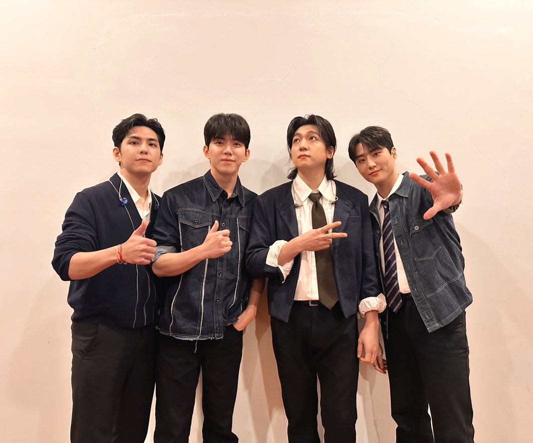 [ #DAY6_BEHIND ]

제발 제발 제발요 ~ 🎵
미모 갱신하셔서 눈물 날 것 같아요
자카르타의 데이식스를 잊지 마 😉

=

Please, please, please ~ 🎵
Too handsome, we might just cry
Don’t forget DAY6 in Jakarta! 😉

#DAY6 #데이식스
#DAY6_3RD_WORLDTOUR
#FOREVER_YOUNG
#Band_Aid
#녹아내려요