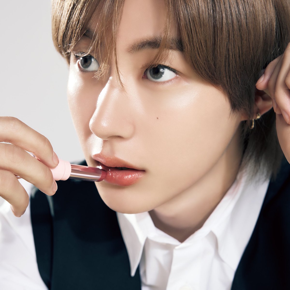 etudejapan's tweet photo. 見ているだけで、「はちみつ」みたいな甘い香りがしてくる…🍯🤎

#アントン の #カラーラスティンググロウスティック は
深みのあるベージュローズ🐝 05 #はちみつベージュ 💖𝐄𝐓𝐔𝐃𝐄 X 𝙍𝙄𝙄𝙕𝙀🧡𝐂𝐨𝐥𝐨𝐫 𝐋𝐚𝐬𝐭𝐢𝐧𝐠 𝐆𝐥𝐨𝐰 𝐒𝐭𝐢𝐜𝐤💫𝟶𝟻 #はちみつベージュ
1,650円(税込) https://t.co/kawzkIUici