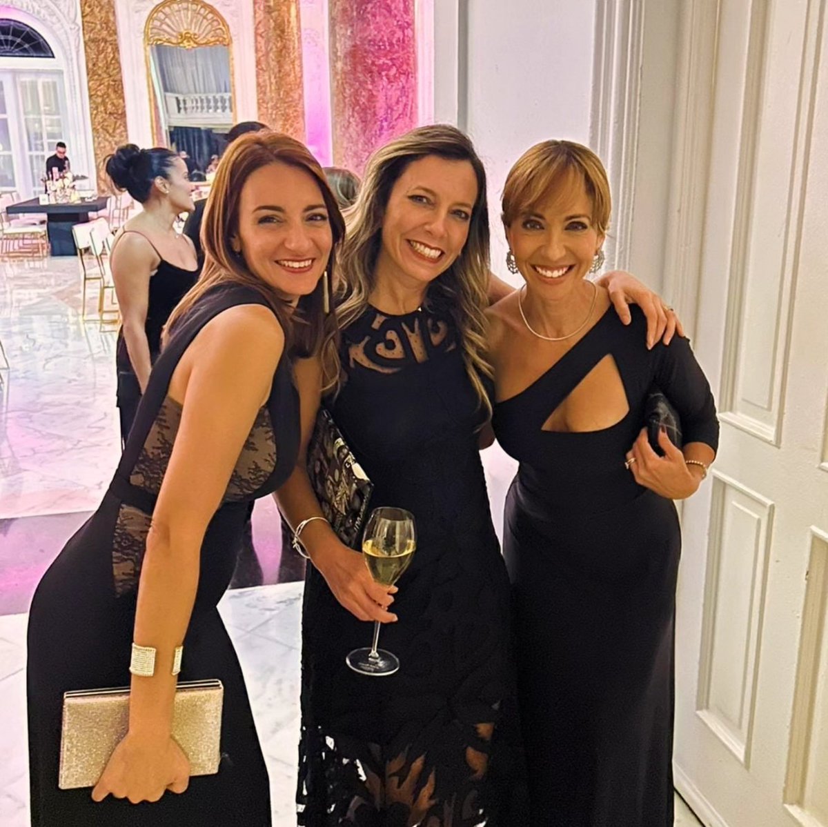 npares's tweet photo. Aquí con la gran @alefuentespr y mi querida amiga @lilliamjs en la Gala de Laurent-Perrier ✨️🥂 https://t.co/AgekDAG1Hz