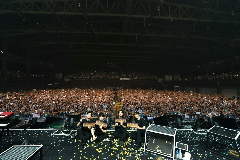 [ #DAY6_BEHIND ]
⠀
3RD WORLD TOUR <FOREVER YOUNG> in 
#JAKARTA

칙칙한 세상도 화려하게 하는
🍀 데식이들은 행운둥이 🍀 
Power of love~ 이거면 다 돼요

=

DAY6 makes even a dull world shine.
🍀 Our lucky stars 🍀 
Power of love~ that's all we need

#DAY6 #데이식스