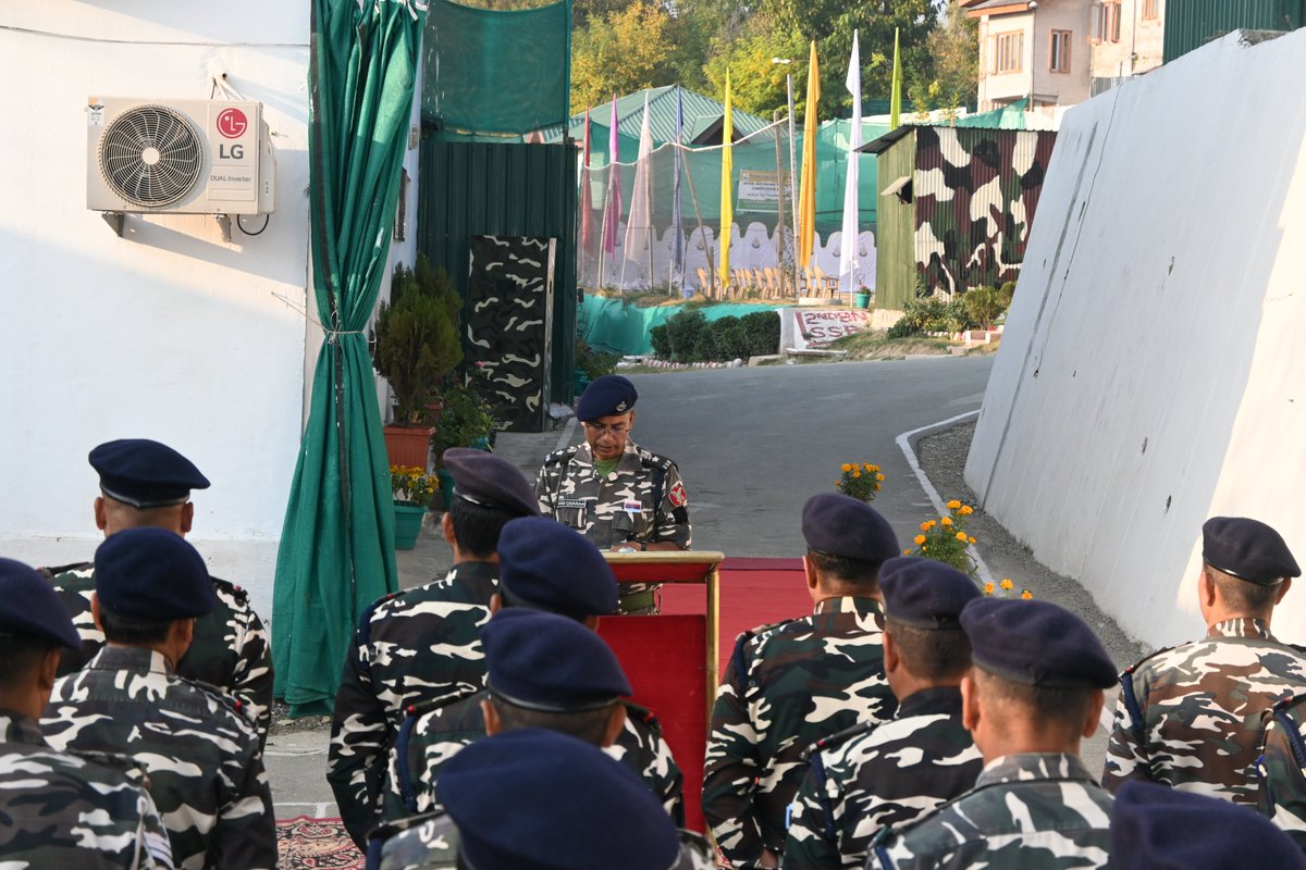 2bnssb's tweet photo. द्वितीय वाहिनी सशस्त्र सीमा बल ,पट्टन के वाहिनी मुख्यालय में आज दिनांक 21-10-24 को पुलिस शहीद दिवस पर 2 मिनट का मौन रख कर शहीद हुए उन बहादुर वीर जवानों को श्रद्धांजलि अर्पित की जिन्होंने अपने देश की सुरक्षा हेतु प्राणों की आहुति दी .
#PoliceCommemorationDay
#ssbfhq https://t.co/IcypNpkMjb