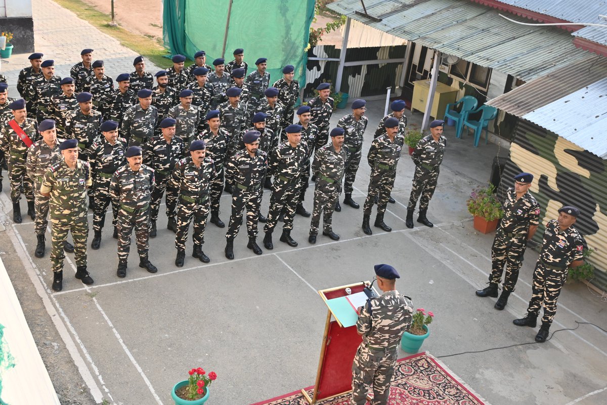 2bnssb's tweet photo. द्वितीय वाहिनी सशस्त्र सीमा बल ,पट्टन के वाहिनी मुख्यालय में आज दिनांक 21-10-24 को पुलिस शहीद दिवस पर 2 मिनट का मौन रख कर शहीद हुए उन बहादुर वीर जवानों को श्रद्धांजलि अर्पित की जिन्होंने अपने देश की सुरक्षा हेतु प्राणों की आहुति दी .
#PoliceCommemorationDay
#ssbfhq https://t.co/IcypNpkMjb