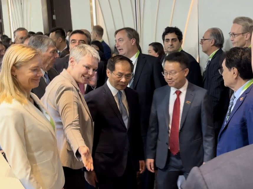 norwayinvietnam's tweet photo. Great start to #GEFE with visit of Dep PM Son to 🇳🇴 pavilion. Showcasing green solutions from VARD, DNV, Equinor, Yara, Jotun, Eagle Technology, UMOE and C-Loop. Visit Norway’s exhibition to learn more! https://t.co/Bu2UKp4AMZ