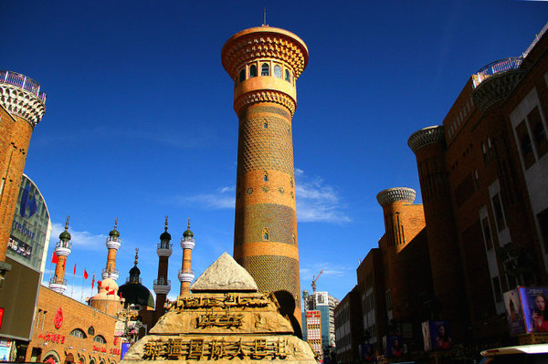 ChinaKaleido's tweet photo. These photos are all from #Xinjiang. Today in Xinjiang, there are modern facilities as well as landscapes full of ethnic characteristics. People of all ethnic groups are united and friendly, using their diligent hands to build their beautiful homes. #China #ChinaTravel https://t.co/VnKsjlj6wU