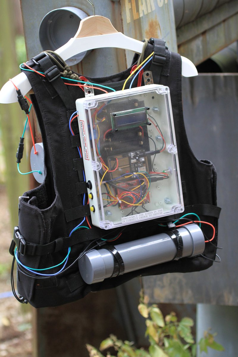 defroweairsoft's tweet photo. キャンプ・デヴグルでのプレーは楽しかった。 リアルな小道具を使って英語でエアソフトをやりたい人はDMを送ってね。#サバゲー #loadout #bomb #explosive #airsoft https://t.co/ZaOwywZDpt