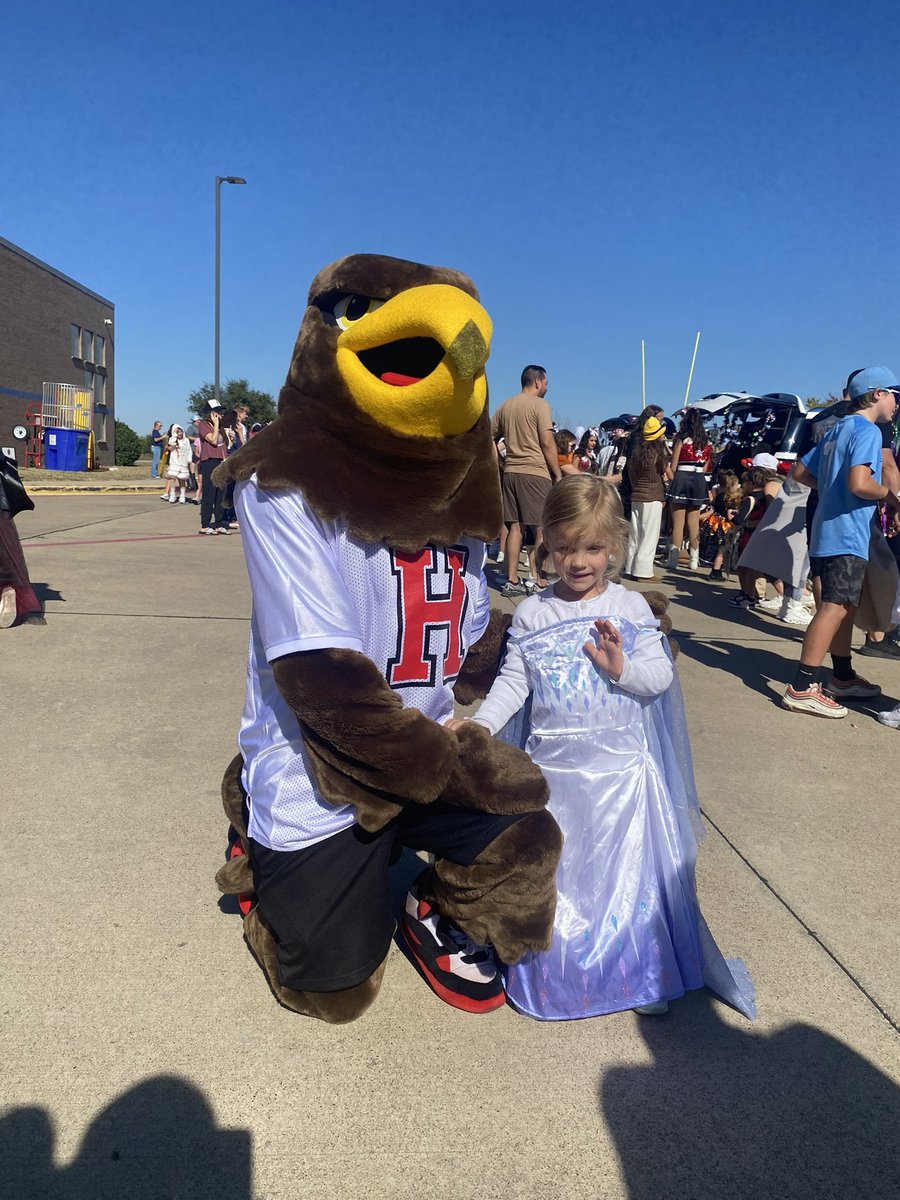 What a fun afternoon at Pullen Elementary’s Fall Festival today! Thanks for inviting me to take part. I got to hang out with some future Heath Hawks, play a few games and have my favorite drink, Emmanade!@emmanadetx #heathcheer #heathhawks