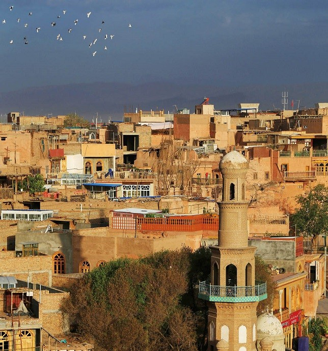 ChinaKaleido's tweet photo. These photos are all from #Xinjiang. Today in Xinjiang, there are modern facilities as well as landscapes full of ethnic characteristics. People of all ethnic groups are united and friendly, using their diligent hands to build their beautiful homes. #China #ChinaTravel https://t.co/VnKsjlj6wU