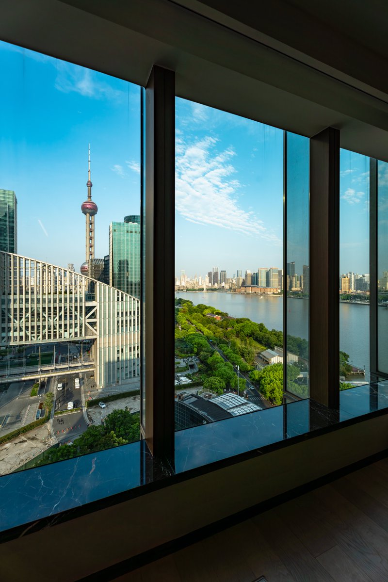 Waking up to the stunning view of the Huangpu River. How perfect is this?

 #MOexperiences #MandarinOrientalPudong #ImAFan