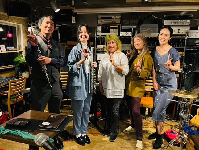 _flhar's tweet image. 出演させていただきました!
フルート・ピアノ・パーカッションで、オリジナル曲やジャズなどを詰め込み、とても楽しく演奏させていただきました!
おしゃべり上手なメンバー、あったかいお客さま、音楽愛に満ちた空間。幸せです🫧