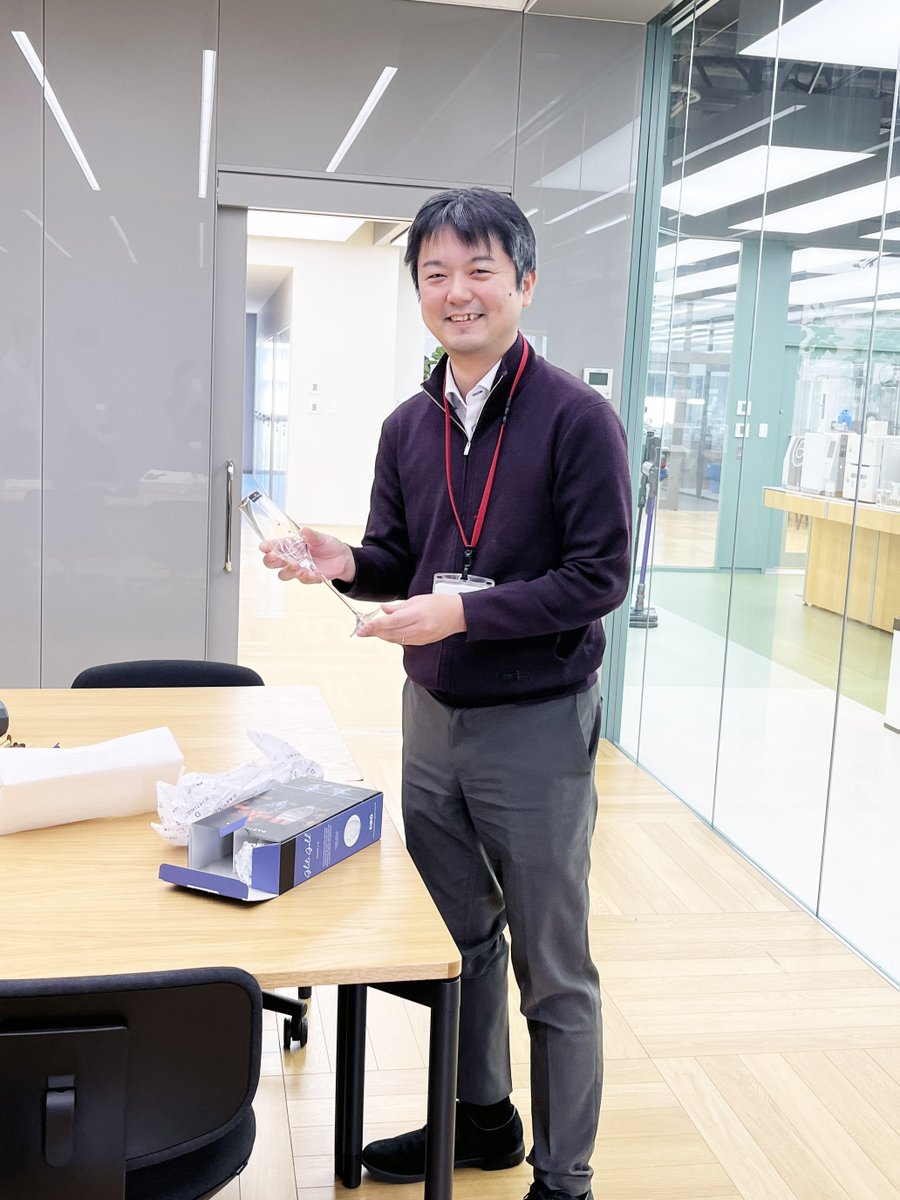 UTokyo_SatoLab's tweet photo. 竹澤浩気 特任講師 ご結婚おめでとうございます㊗️ おしあわせに〜

スタッフ一同からプレゼント🎁
2024年は、2月の中間貴寛 特任助教のご結婚に続いておめでたいこと続きです！

#東大 #分子研 #社会連携講座 #統合分子構造解析 #柏の葉 #FS_CREATION https://t.co/tYYDJiGUZv