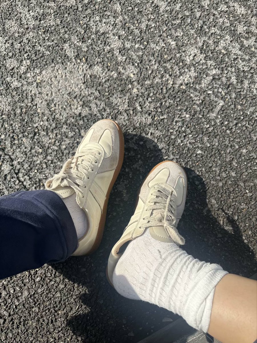 xiaolu170's tweet photo. 还是运动鞋捂的最香 😑 https://t.co/P56x5XjADG