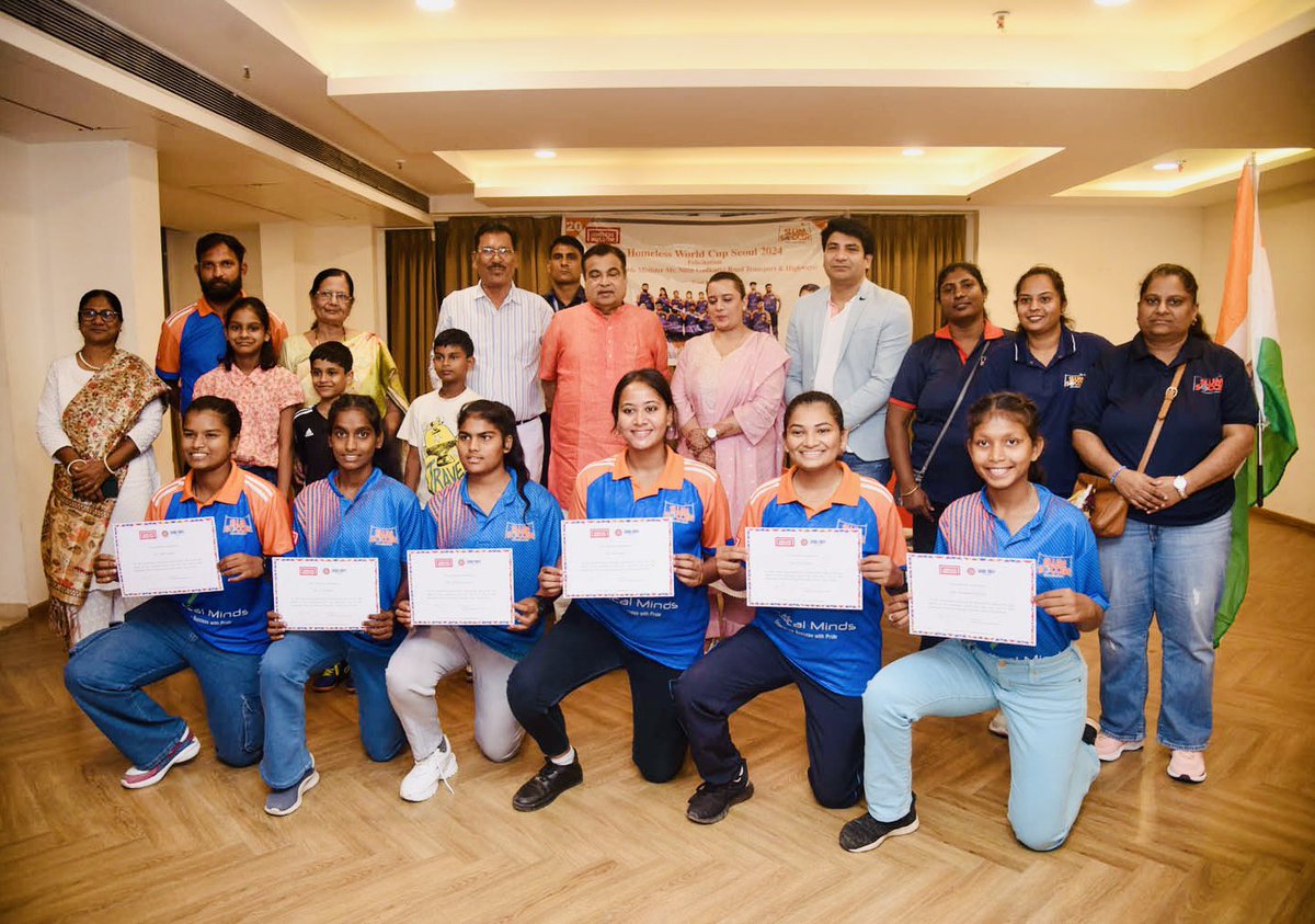 slumsoccer's tweet photo. Honored to have Team India felicitated by Hon. Shri @nitin_gadkari , who recognized our players' hard work and praised Prof. @VijaySBarse & Slum Soccer for empowering youth across India. ๐ฎ๐ณ
Huge thanks to #RadicalMinds for making our participation in #SeoulHWC2024 possible! ๐โฝ https://t.co/PaIZ41wNhL