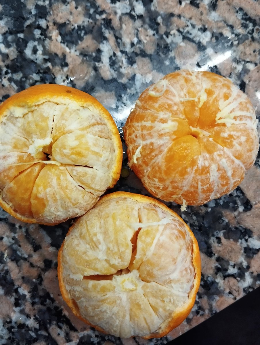 De 3 mandarinas, 2 estaban secas, perfectas por fuera.
Esto nunca pasaría con un ALFAJOR.