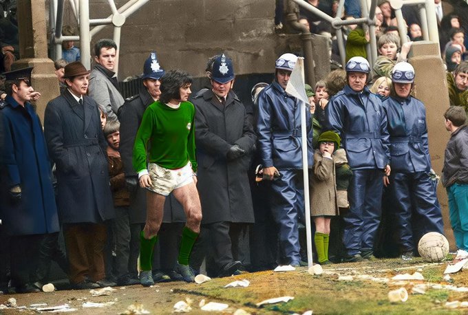 nostalgiafutbo4's tweet photo. George Best https://t.co/RZRl6QxPY0