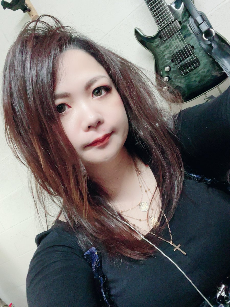 Aisalive_12's tweet photo. お疲れ様です🙌
楽しかったなー嬉しかったなーって余韻が残りすぎて抜け殻になっておりますw

もう1個写真載せる！

ヘアメは今回もみけ氏にやって頂きました😊ライブとアー写の時いつもお世話になってて、毎度の素晴らしいヘアセットを見て頂きたい！
ワイの猫っ毛が動いても全然崩れないの✨ https://t.co/kxHZY0WQid