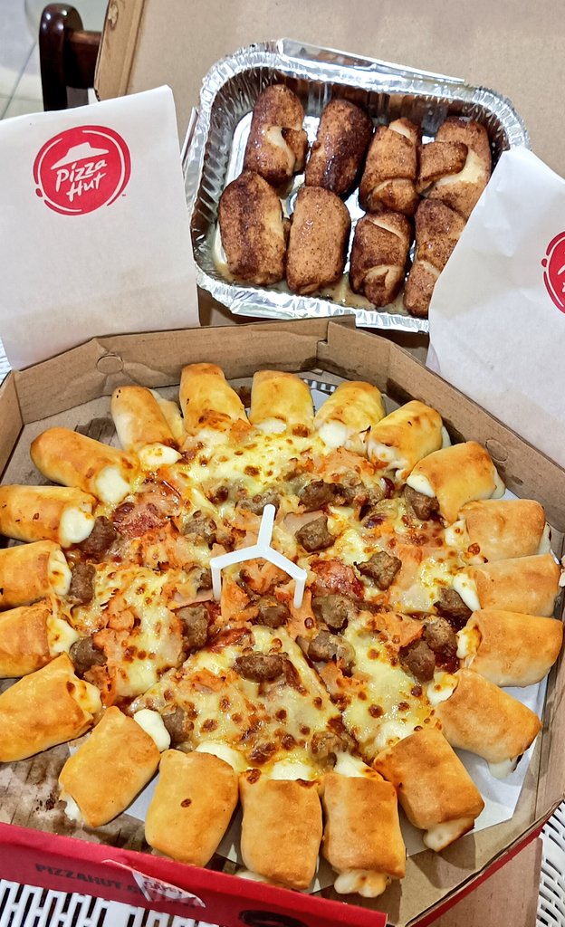 FonzoRagoza's tweet photo. SKL. Php411 lang, you have na 1 pizza, 8 cinnamon rolls, and 3 Frenchies. Order at GRAB Food for huge discounts 💸
#Youniverse #MeVerse #AlterVerse #CebuTraverse #AlterCebu #SelfPaired #SelfFull #RelationSelf https://t.co/y9q74NPAf8