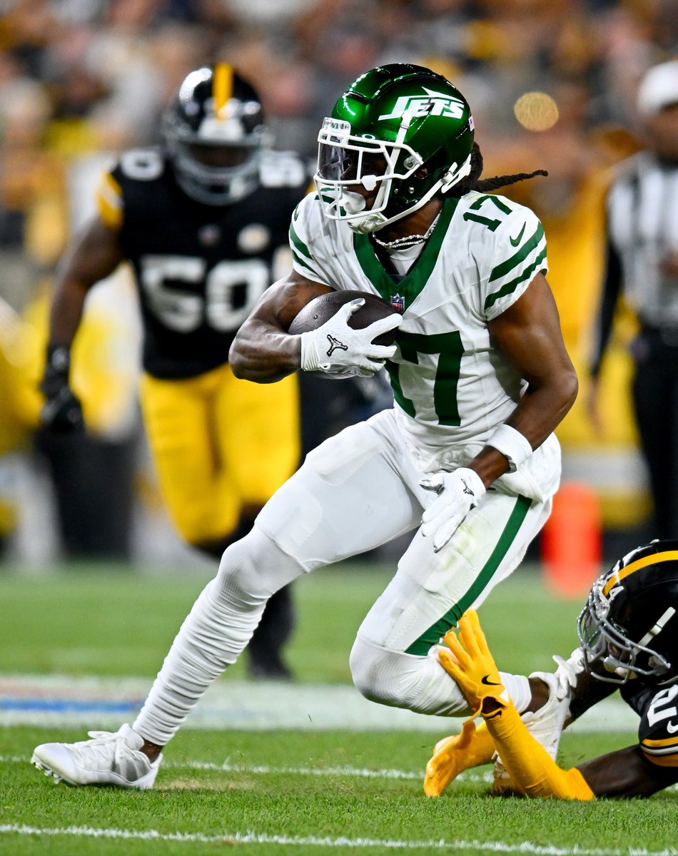BleacherReport's tweet photo. Davante Adams in his Jets debut 😬

3 REC
30 YDS

His fewest yards with Rodgers since 2017... https://t.co/iJI2R38XmM