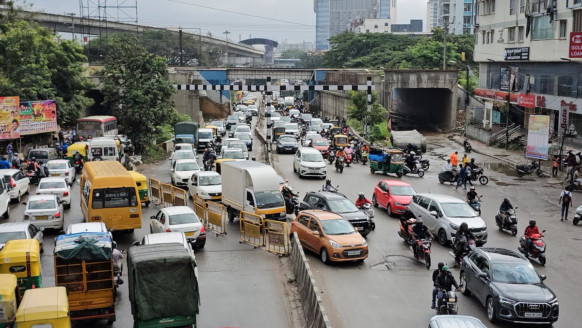 nishantdesh's tweet photo. @Jointcptraffic @siddaramaiah @DCPEASTBCP @AshwiniVaishnaw @blrcitytraffic @SWRRLY @republic @BangaloreMirror  Thank you for public apathy.  @AshwiniVaishnaw you can't expand a bridge for more than a year??  There is no traffic police in site. https://t.co/ahFCvvCkMw