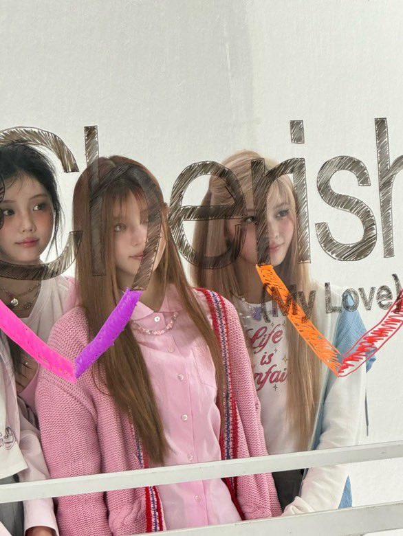 leelsui's tweet image. in making the highlight medley 𝖼͟𝗁͟𝖾͟𝗋͟𝗂͟𝗌͟𝗁͟ (𝗆͟𝗒͟ 𝗅͟𝗈͟𝗏͟𝖾͟), it can be seen when we stand behind the board with our drawings and smile sweetly—there, me, wonhee and iroha were caught on camera and it looked really cute! :3🩷