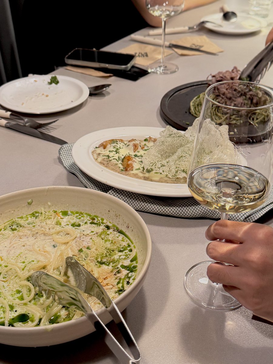 📍여의도 심퍼티쿠시
오픈하자마자 방문해서 어수선했지만 음식들은 다 맛있었고, 콜키지로 가져온 와인 두 병이 모임을 더 풍요롭게 만들었다.