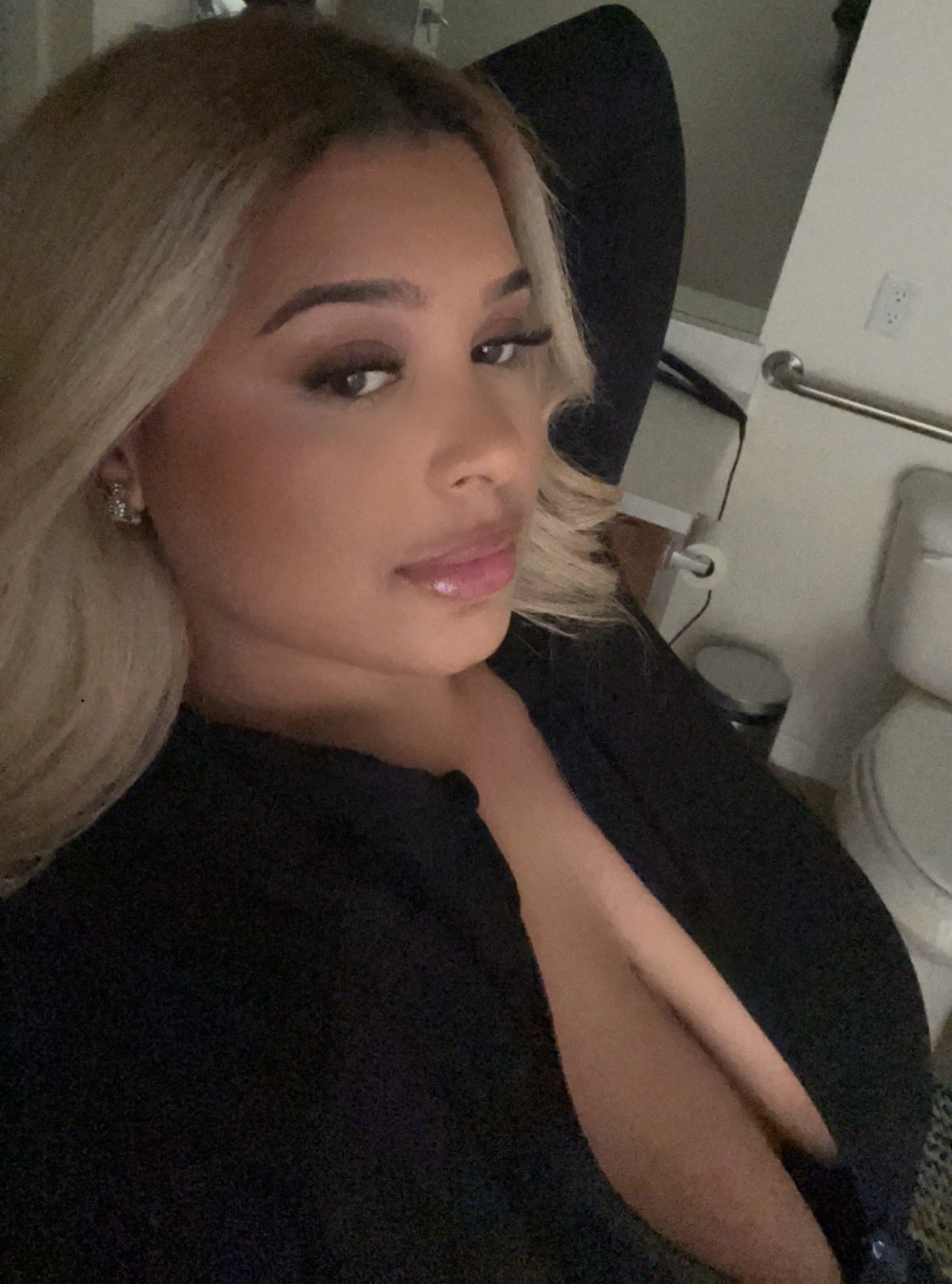 1 pic. The face & the body🥰 https://t.co/oQbXgnlyl0
