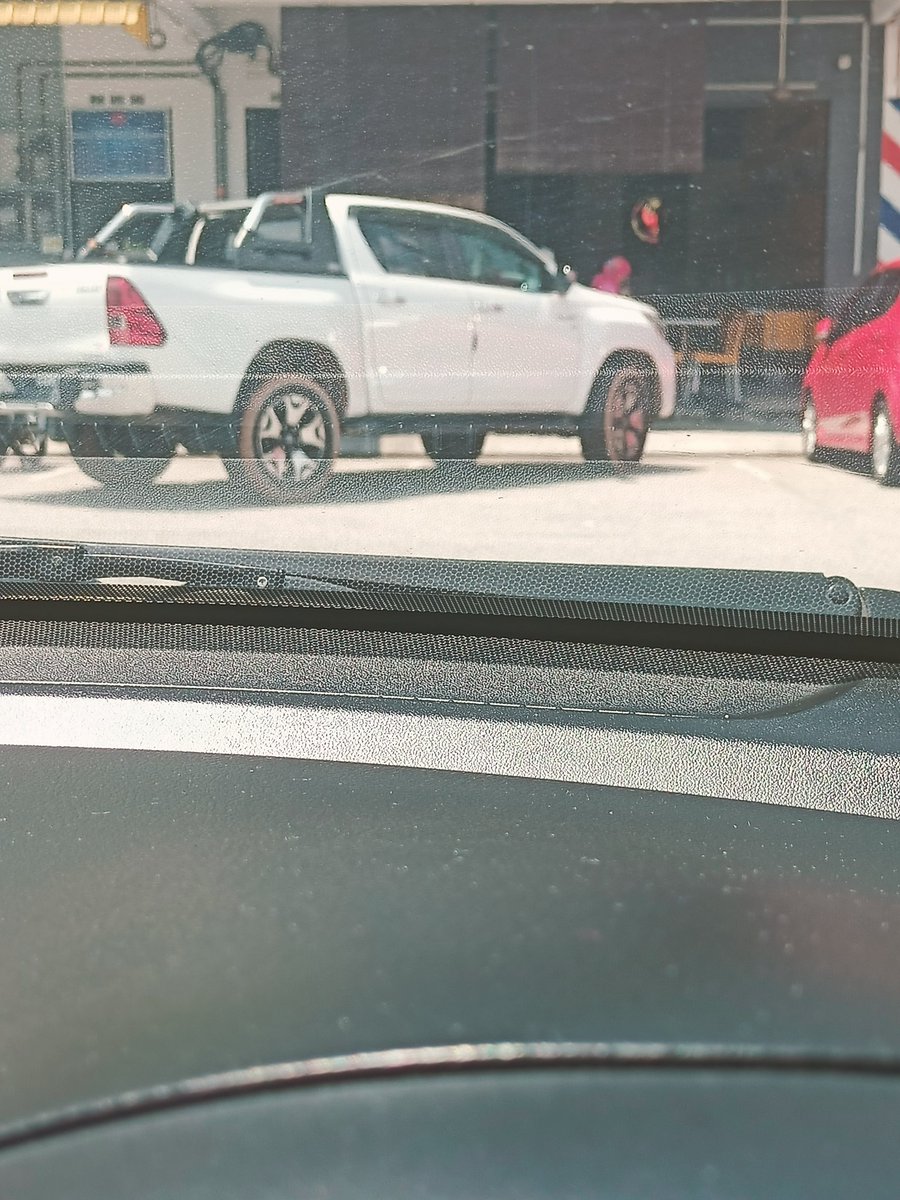 Mentang2lah 4x4, ikut suka je park. Abis 2 lot dia sapu.