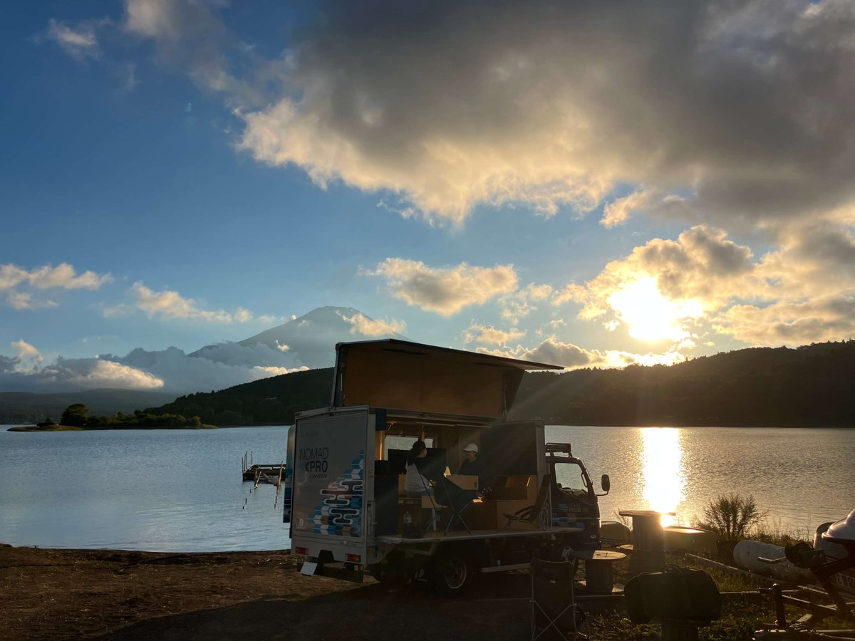 FusoOfficial's tweet photo. 品質保証部門で製品の改善に日々取り組んでいる皆さんが #NOMADPro #Canter (ノマドプロ)貸し出し抽選会で見事に当選!🎊 秋めいてきた山中湖へ⛰
「エンジン付きオフィスは1企業に1台あっても良いのでは?」とのこと!🚚
皆さんはどう思いますか?😊 https://t.co/yEgL0E60zy