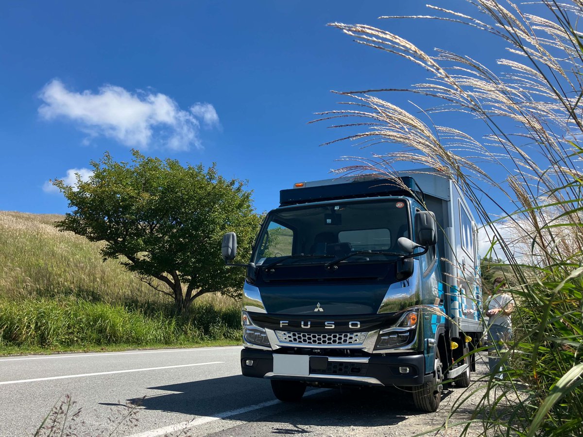 FusoOfficial's tweet photo. 品質保証部門で製品の改善に日々取り組んでいる皆さんが #NOMADPro #Canter (ノマドプロ)貸し出し抽選会で見事に当選!🎊 秋めいてきた山中湖へ⛰
「エンジン付きオフィスは1企業に1台あっても良いのでは?」とのこと!🚚
皆さんはどう思いますか?😊 https://t.co/yEgL0E60zy