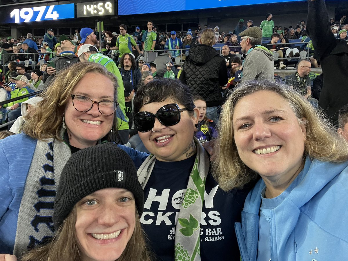 Femmes at yesterday’s match ahead of the Seattle Sunhsine!