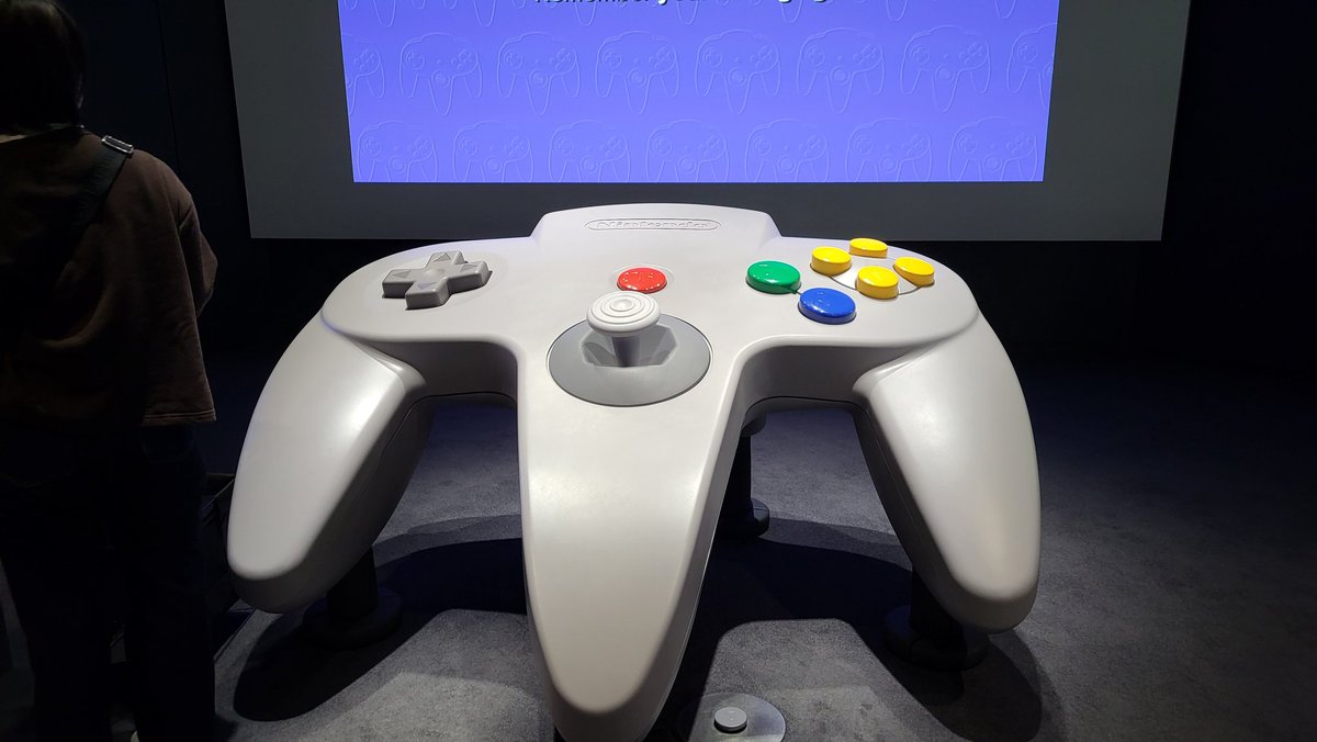 Reakor2's tweet photo. Giant sized n64 Controller at the Nintendo museum. https://t.co/XFjXw7wt6U